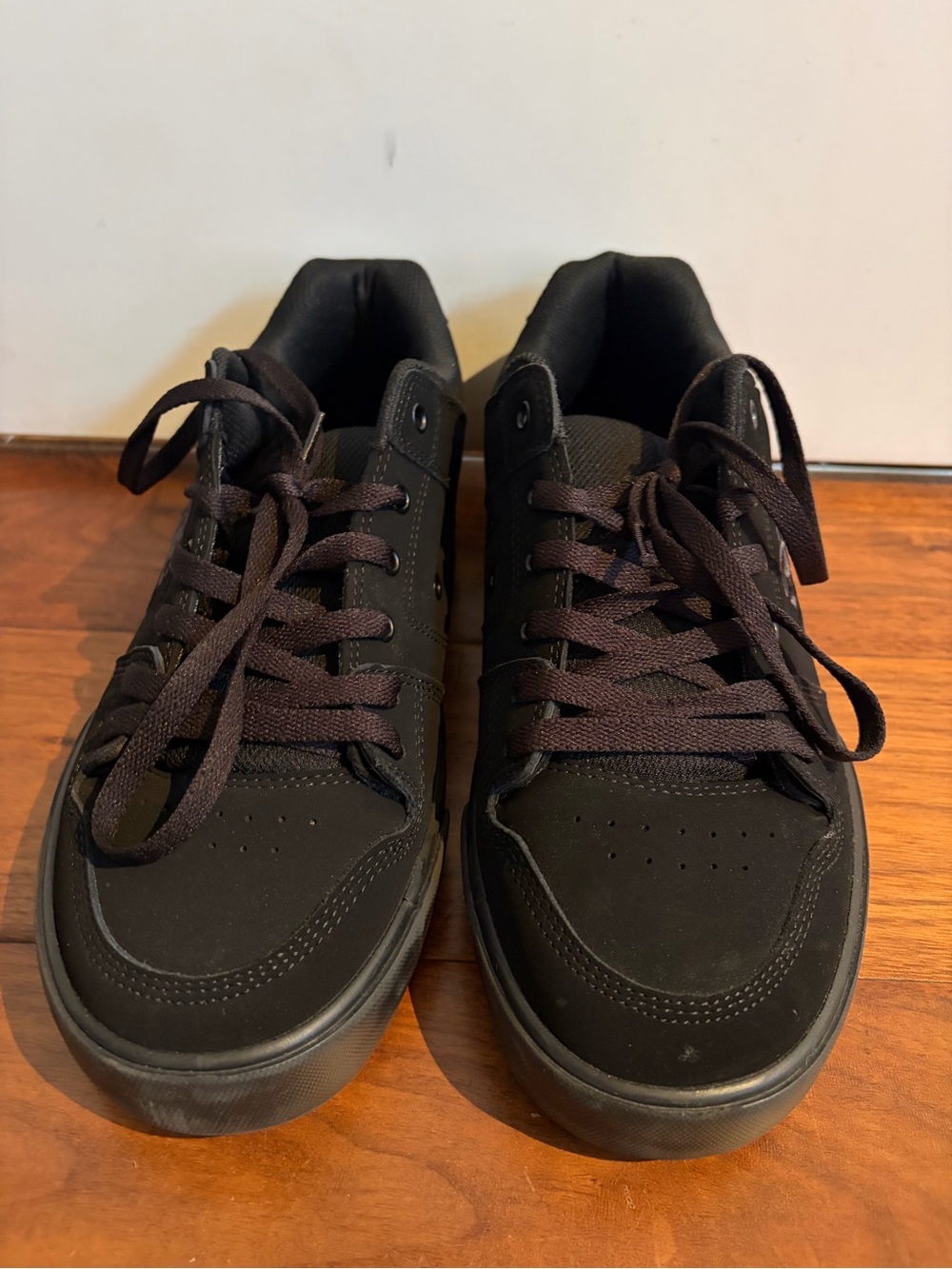 DC Men's  Classic Black Low-Top Casual Sneakers